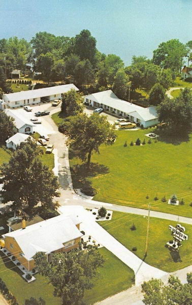 Smiths Briggs Lake Motel - Old Postcard (newer photo)